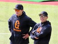 　秋季キャンプで選手の動きを見守る阿部監督（右）とイ・スンヨプ臨時コーチ