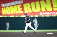 　２回、先制ソロを放ち、本塁へ向かう山川（撮影・西岡正）