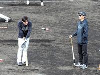 　ロングティーを終えた藤原（左）に声をかける西岡チーフ打撃兼走塁コーチ