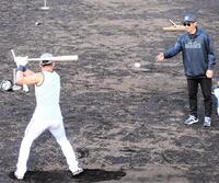 　高部（左）にトスする西岡チーフ打撃兼走塁コーチ