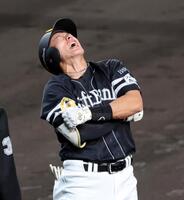 　３回、死球を受ける柳田（撮影・山口登）