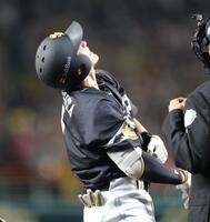 　３回、死球を受け苦もんの表情を浮かべる柳田（撮影・西岡正）