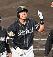 　３回、死球を受けベンチ裏へ向かう柳田（撮影・西田忠信）