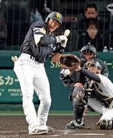 　３回、死球を受ける柳田（撮影・立川洋一郎）