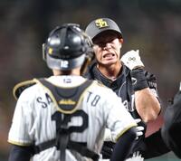 　３回、死球を受け苦痛の表情を浮かべる柳田（撮影・西岡正）