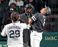 　３回、死球を受け顔をゆがめる柳田（撮影・立川洋一郎）