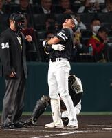 　３回、死球を受ける柳田（撮影・金田祐二）