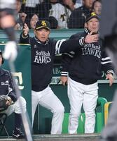 　３回、柳町が放ったポール際の飛球がファウル判定に、リクエストする小久保監督（左）＝撮影・北村雅宏