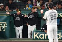 　３回、柳町のポール際の打球にビデオ判定を要求する小久保監督（撮影・金田祐二）