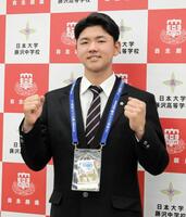 　指名あいさつを受け、笑顔でポーズをとる日大藤沢・半田