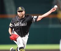 　７回に登板し力投するヘルナンデス（撮影・西岡正）