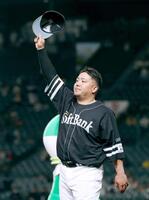 　ヒーローインタビューを終え、ファンの声援に応える山川