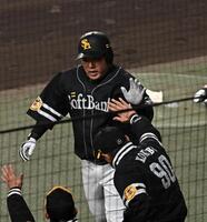 　２回、先制ソロを放ち小久保監督に迎えられる山川（撮影・西田忠信）