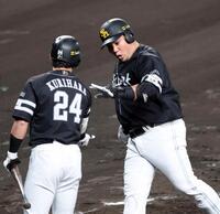 　２回、先制ソロを放ち生還する山川（撮影・山口登）