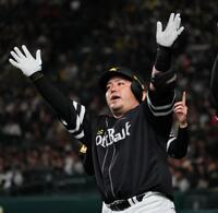 　２回、ソロを放ち、どすこいポーズを決める山川（撮影・田中太一）