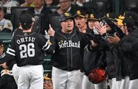 　２回、先制ソロを放ちナインとタッチを交わす山川（撮影・飯室逸平）