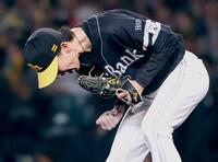 　３回、佐藤輝を中飛に打ち取り、雄たけびを上げる大津