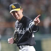 　２回を無失点に抑え、山川の呼びかけに応える大津（撮影・西岡正）