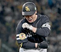 　６回、適時打を放ち、喜ぶ代打・近藤