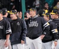 　阪神に勝利し、ナインを迎える小久保監督（中央）