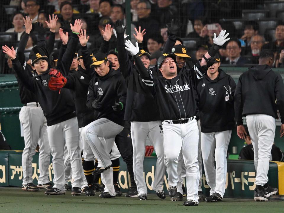 　４回、同点ソロを放ち「ドスコイ」ポーズを決める山川（撮影・飯室逸平）