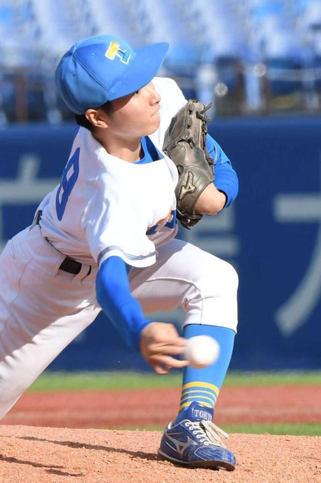 　４回表、３番手で登板した東大・渡辺（撮影・佐藤厚）