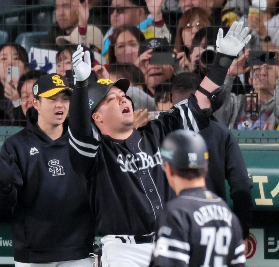 　４回、本塁打を放ちポーズを決める山川