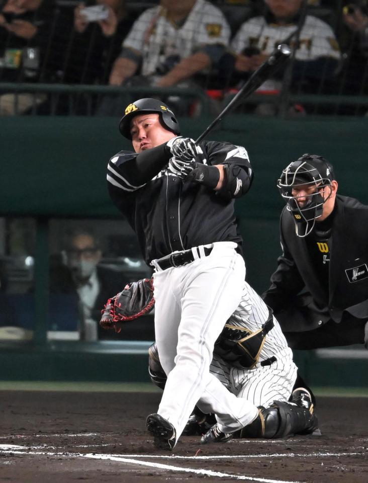 　４回、同点ソロを放つ山川（撮影・飯室逸平）