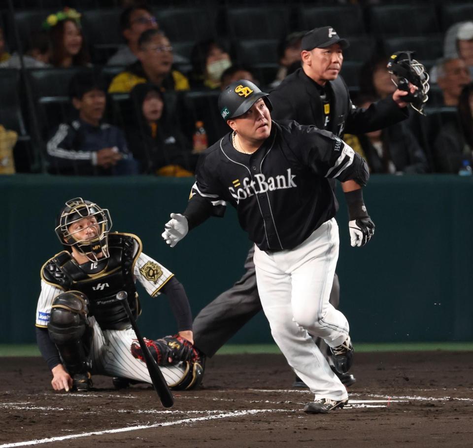 　４回、同点ソロを放つ山川（撮影・金田祐二）