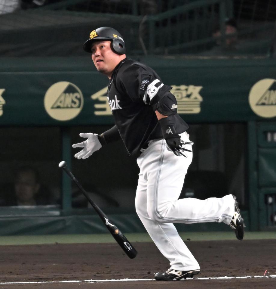 　２回、先制ソロを放つ山川（撮影・飯室逸平）