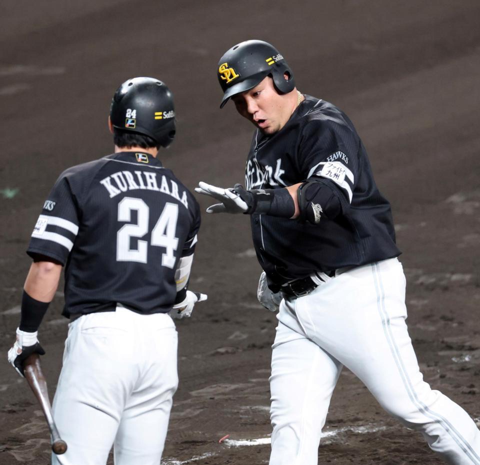 　２回、先制ソロを放ち生還する山川（撮影・山口登）