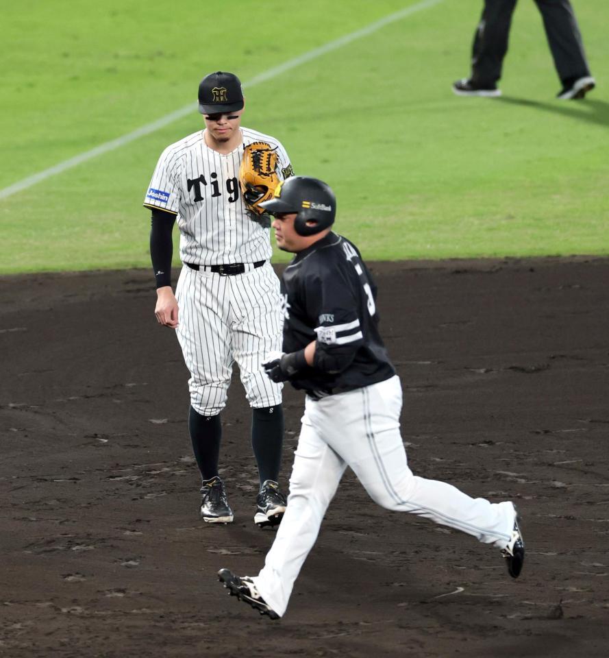 　２回、先制ソロを放ちベースを回る山川（左は佐藤輝）＝撮影・山口登