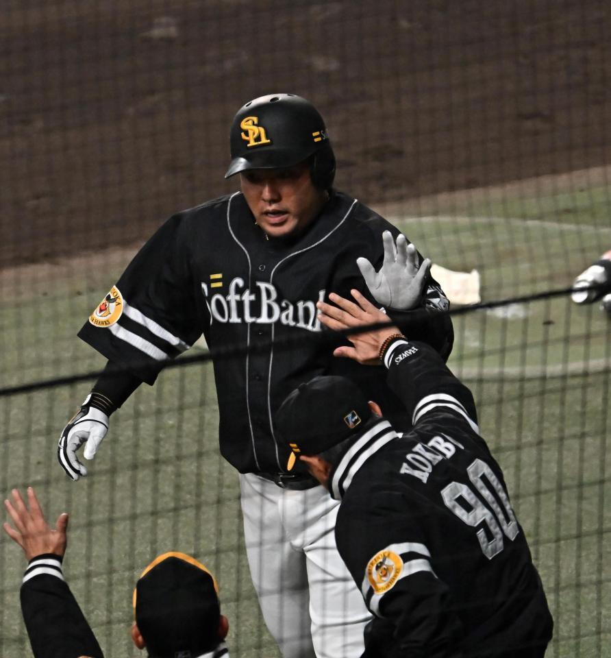 　２回、先制ソロを放ち小久保監督に迎えられる山川（撮影・西田忠信）