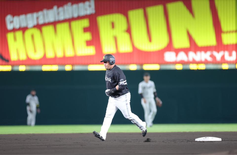 　２回、先制ソロを放ち、本塁へ向かう山川（撮影・西岡正）