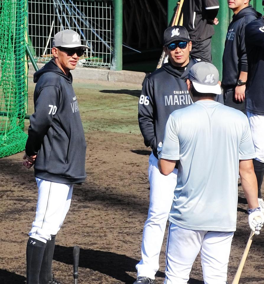 　サブロー監督（中）は安田（右）に打撃指導