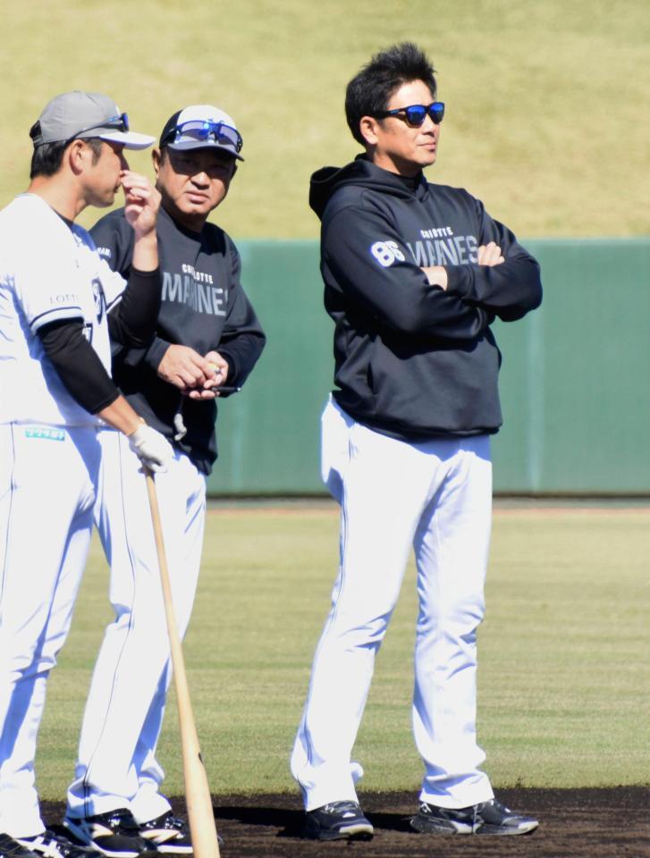 　スタートした秋季キャンプで練習を見守るサブロー監督（右）