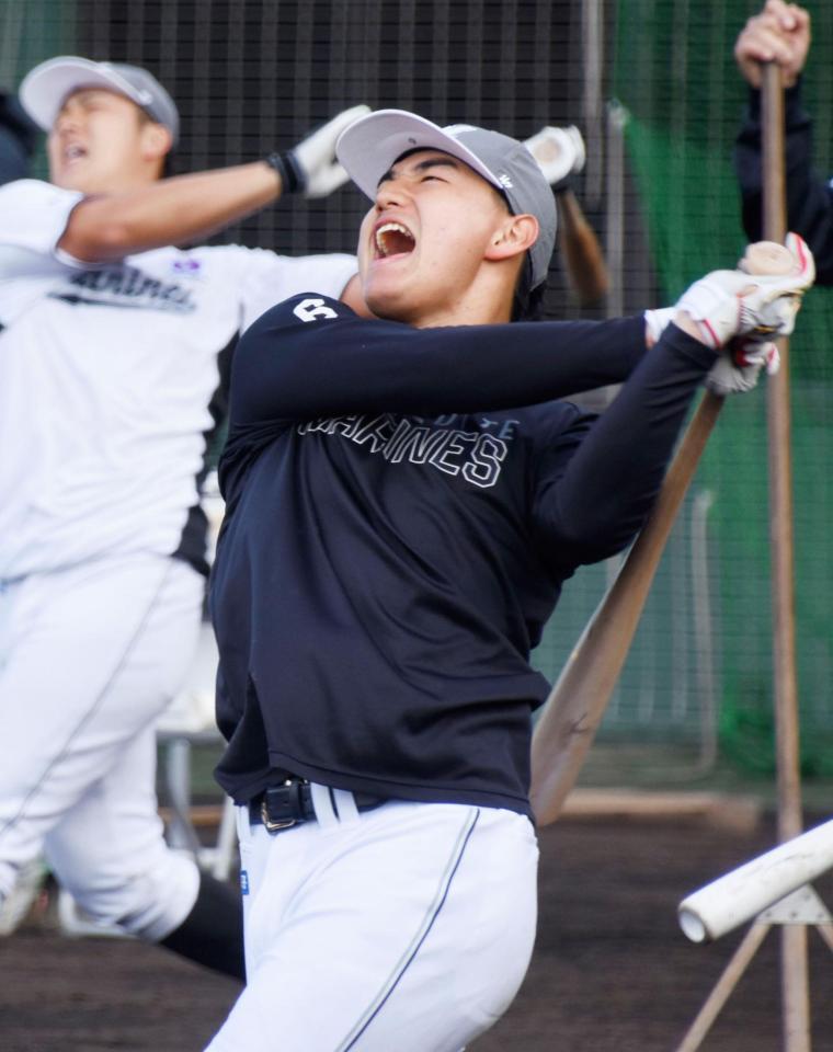 　声を上げながら打撃練習を行う西川（手前）