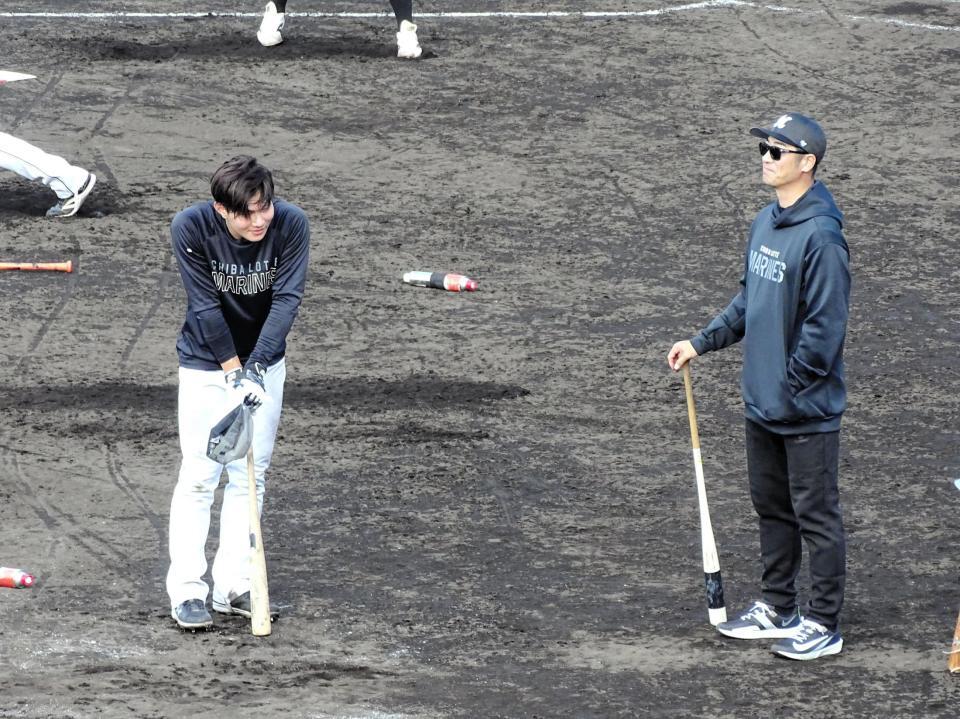 　ロングティーを終えた藤原（左）に声をかける西岡チーフ打撃兼走塁コーチ