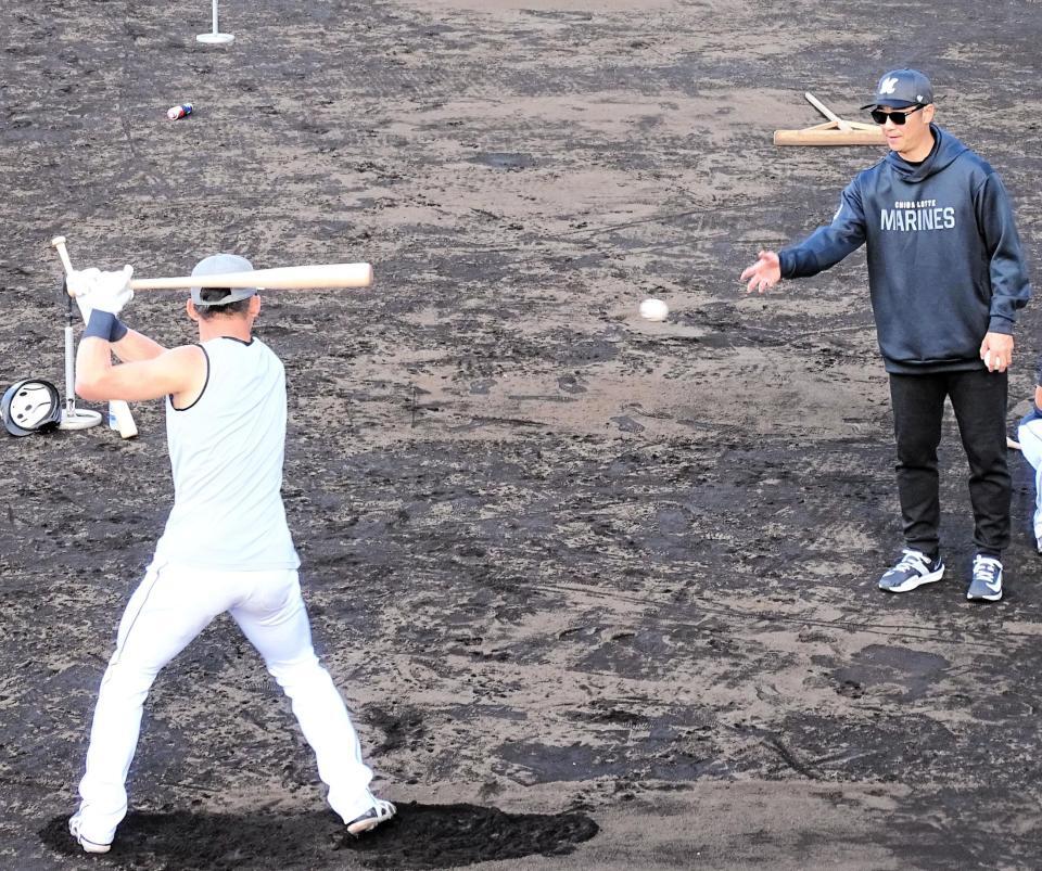 　高部（左）にトスする西岡チーフ打撃兼走塁コーチ