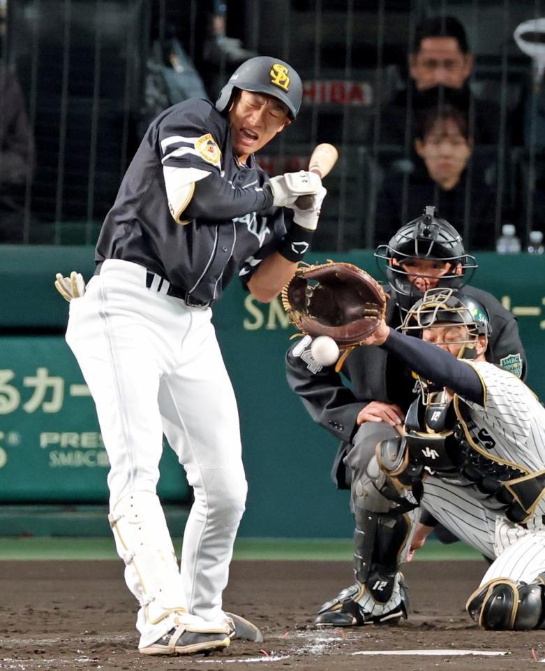 　３回、死球を受ける柳田（撮影・立川洋一郎）