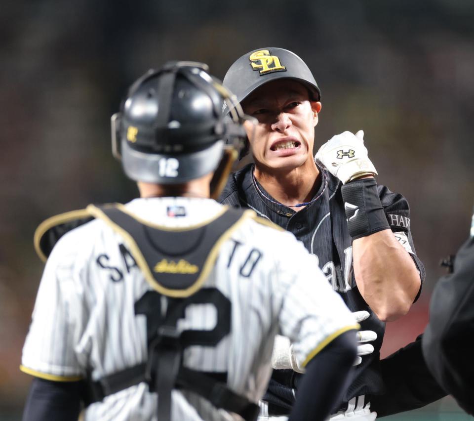 　３回、死球を受け苦痛の表情を浮かべる柳田（撮影・西岡正）