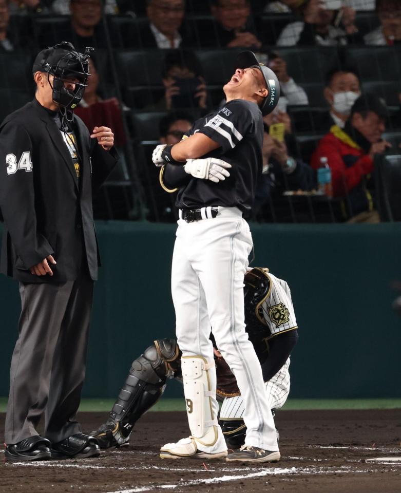 　３回、死球を受ける柳田（撮影・金田祐二）