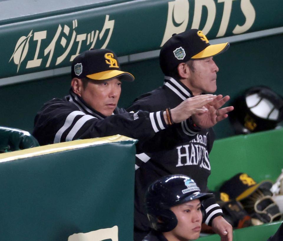 　３回、柳町の打球の判定に小久保監督はリプレイ検証のリクエストをする（撮影・山口登）