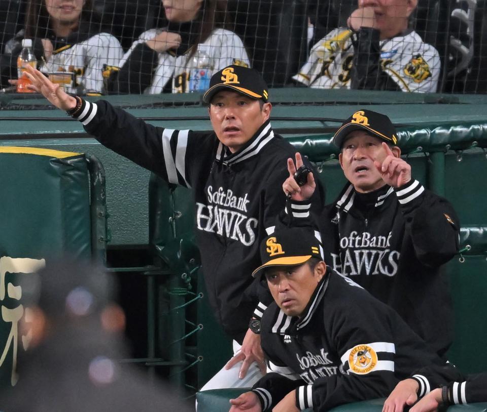 　３回、リクエストする小久保監督（撮影・飯室逸平）