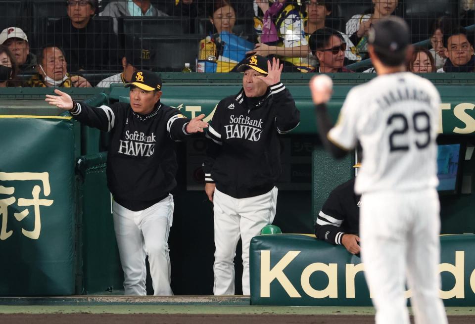 　３回、柳町のポール際の打球にビデオ判定を要求する小久保監督（撮影・金田祐二）