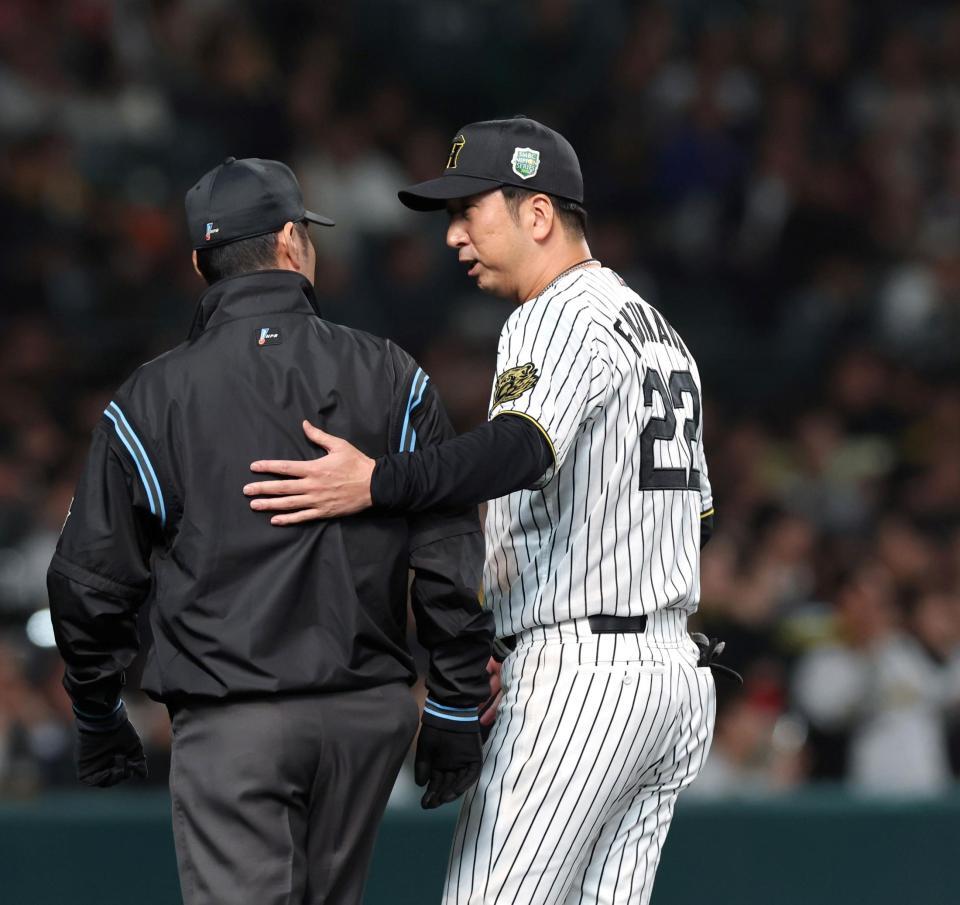 　３回、小久保監督のリクエスト中、土山球審と話す藤川監督（右）＝撮影・北村雅宏