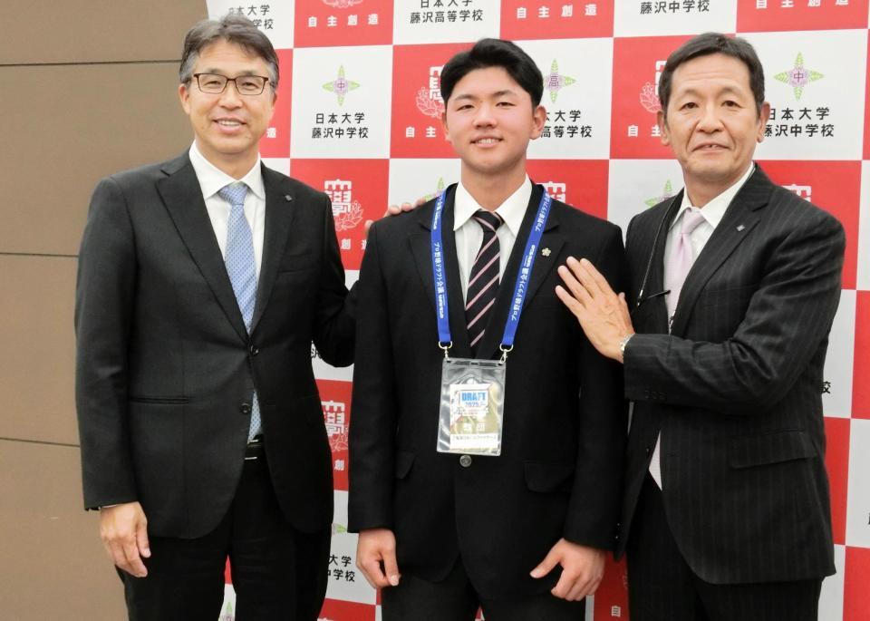 　大渕スカウト部長（左）、坂本スカウト（右）から指名あいさつを受けた日大藤沢・半田