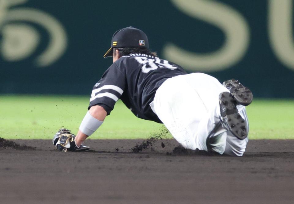 　６回、大山のライナーを好捕する野村（撮影・西岡正）