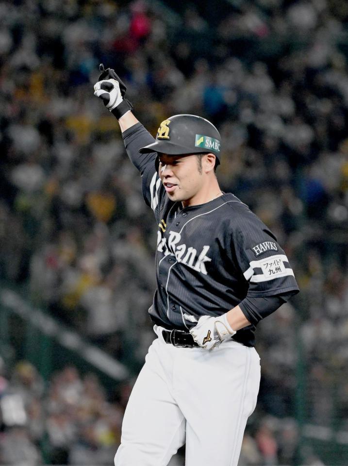 　６回、適時打を放ち、ガッツポーズする代打・近藤