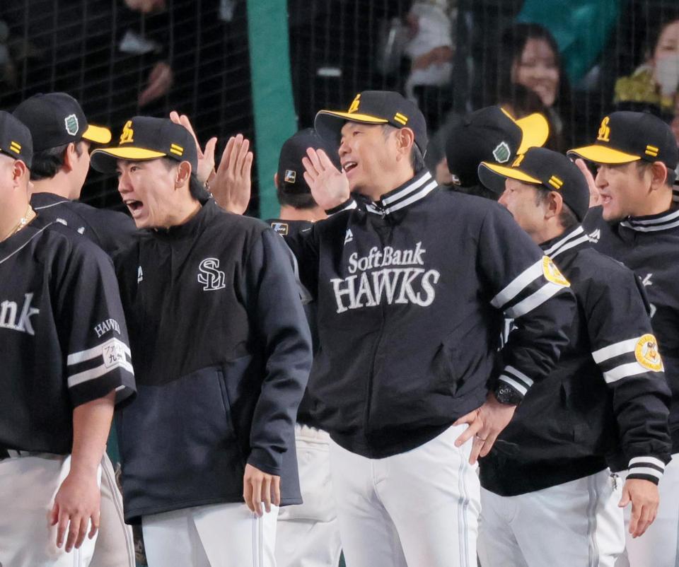 　阪神に勝利し、ナインを迎える小久保監督（中央）